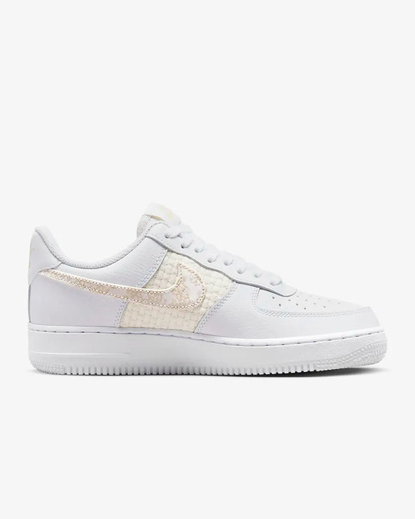 NIKE AIR FORCE 1 '07 SE (W) DO9458-100 / WHITE / MULTI - SAIL