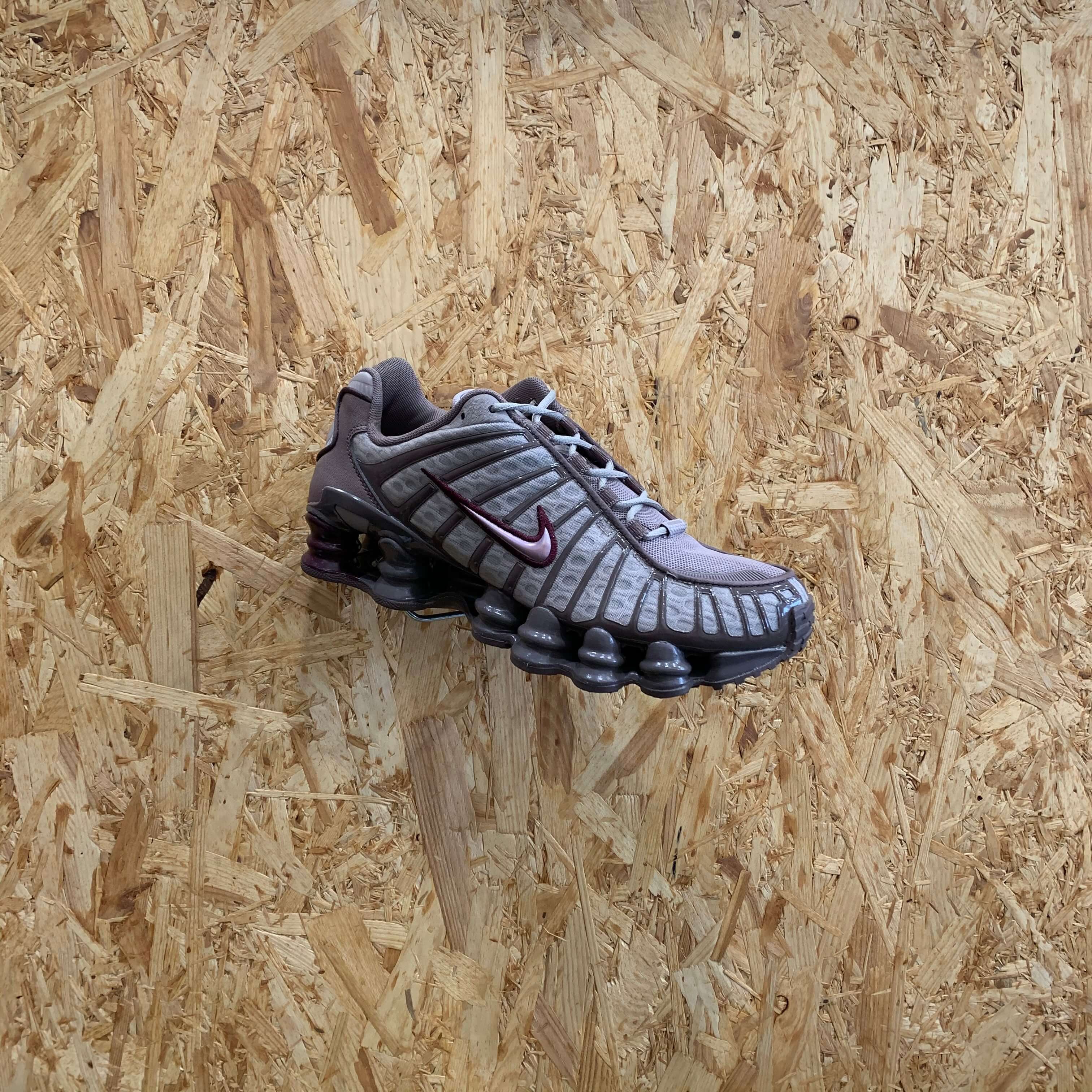 Nike shox clearance maroon